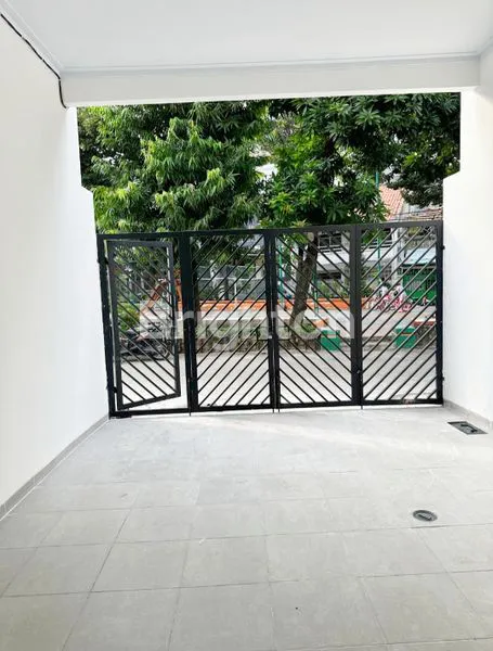 image READY 4 UNIT RUMAH BARU, 3 LANTAI TANJUNG DUREN BARAT KONDISI BAGUS SIAP HUNI HADAP UTARA ROW JALAN 3 MOBIL DEKAT MALL KAMPUS DLL (2)