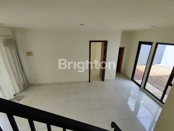 image RUMAH MODERN DENGAN LINGKUNGAN NYAMAN, ASRI, STRATEGIS DI AVANI AMARILLA BSD TANGERANG (7)