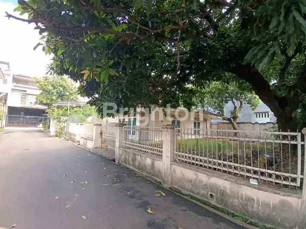 image HOT DEALS RUMAH HITUNG TANAH STRATEGIS BEBAS BANJIR POSISI HOOK HALAMAN LUAS COCOK UNTUK HUNIAN MEWAH DLL DI PURI INDAH KEMBANGAN JAKARTA BARAT  (2)