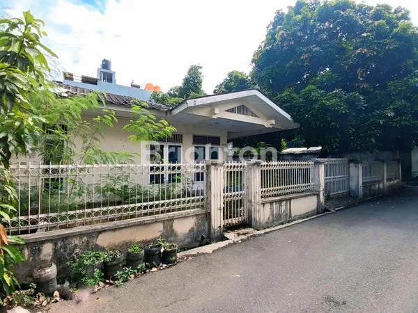 image HOT DEALS RUMAH HITUNG TANAH STRATEGIS BEBAS BANJIR POSISI HOOK HALAMAN LUAS COCOK UNTUK HUNIAN MEWAH DLL DI PURI INDAH KEMBANGAN JAKARTA BARAT  (3)