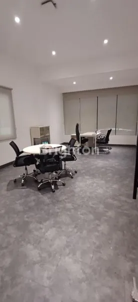 image RUMAH KANTOR 2 LANTAI DI PAKUBUWONO (6)