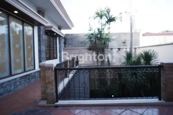 image RUMAH MEWAH MARGOREJO ONE GATE SYSTEM, BLOK DEPAN, ROW JALAN LEBAR, KONDISI TERAWAT DAN SIAP HUNI, ADA TAMAN DEPAN BELAKANG  (3)