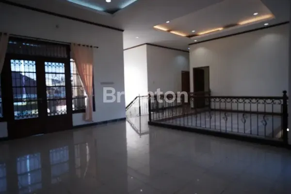 image RUMAH MEWAH MARGOREJO ONE GATE SYSTEM, BLOK DEPAN, ROW JALAN LEBAR, KONDISI TERAWAT DAN SIAP HUNI, ADA TAMAN DEPAN BELAKANG  (5)