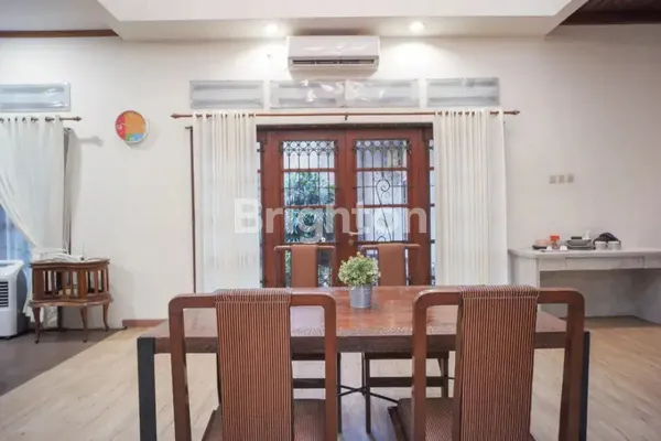 image RUMAH MEWAH MARGOREJO ONE GATE SYSTEM, BLOK DEPAN, ROW JALAN LEBAR, KONDISI TERAWAT DAN SIAP HUNI, ADA TAMAN DEPAN BELAKANG  (7)