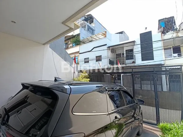 image RUMAH 3 LANTAI FURNISHED STRATEGIS KONDISI ISTIMEWA, BAGUS & TERAWAT, NYAMAN BEBAS BANJIR DI TOMANG JAKARTA BARAT (2)