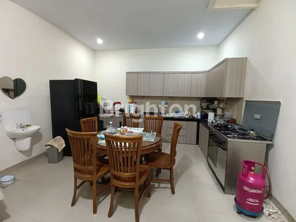 image RUMAH 3 LANTAI FURNISHED STRATEGIS KONDISI ISTIMEWA, BAGUS & TERAWAT, NYAMAN BEBAS BANJIR DI TOMANG JAKARTA BARAT (3)