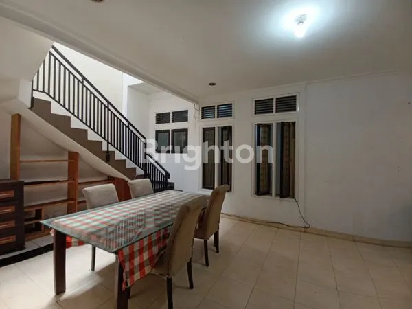 image RUMAH CANTIK MODERN BAGUS & STRATEGIS DI LINGKUNGAN PREMIUM, 2 LANTAI DENGAN MEZANINE, BEBAS BANJIR DI DALAM KOMPLEK PERUMAHAN DI BEKASI SELATAN  (8)