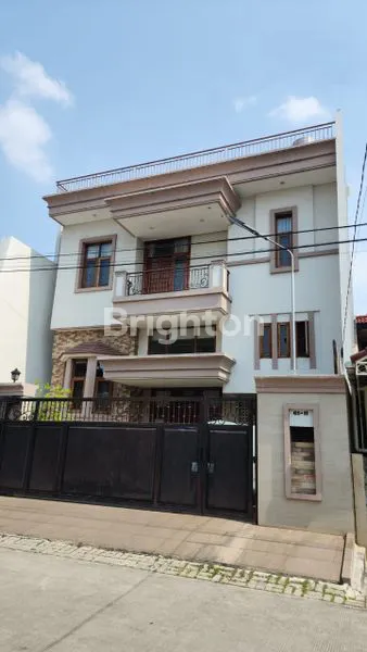 image RUMAH MEWAH GREEN GARDEN 300M 2,5 LANTAI  (1)