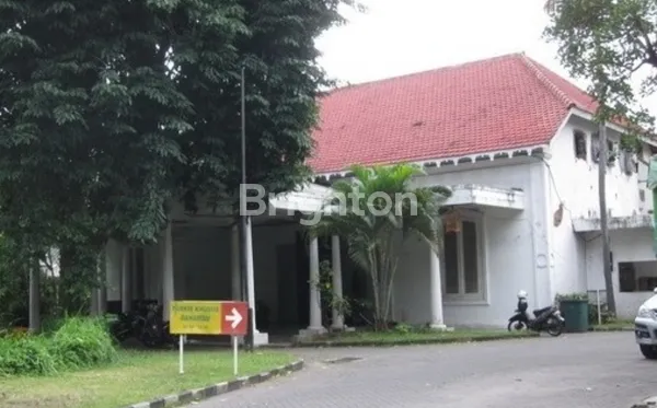 GEDUNG KOLONIAL DI JL.TAMAN APSARI,SBY