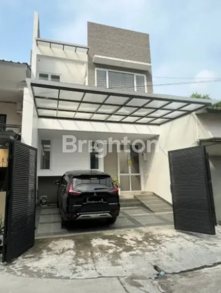 image RUMAH SIAP HUNI 2.5 LANTAI SEMI FURNISHED KOMPLEK TAMAN RATU DEKAT GREENVILLE (1)