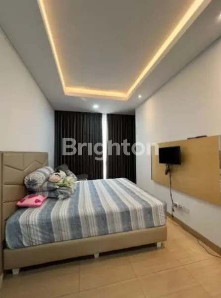 image RUMAH SIAP HUNI 2.5 LANTAI SEMI FURNISHED KOMPLEK TAMAN RATU DEKAT GREENVILLE (3)