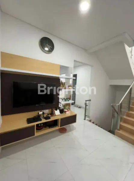 image RUMAH SIAP HUNI 2.5 LANTAI SEMI FURNISHED KOMPLEK TAMAN RATU DEKAT GREENVILLE (5)