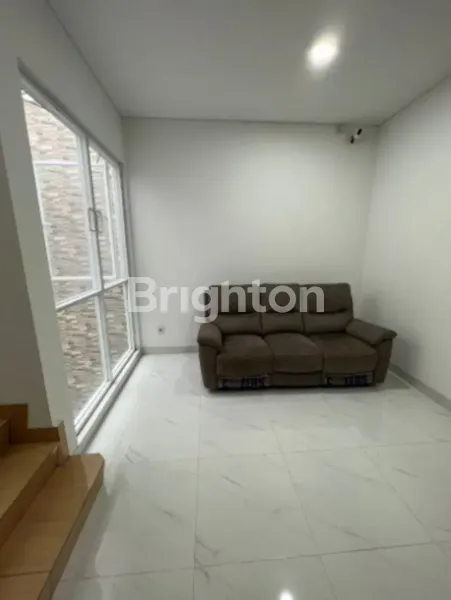 image RUMAH SIAP HUNI 2.5 LANTAI SEMI FURNISHED KOMPLEK TAMAN RATU DEKAT GREENVILLE (6)
