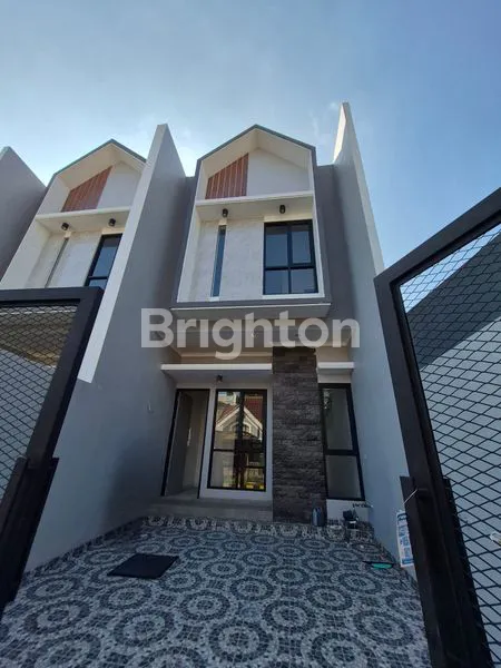 image RUMAH 2 LANTAI BARU GRESS STRATEGIS DEKAT PAKUWON CITY SUPERINDO MULYOSARI ITS UNAIR KAMPUS C SEKOLAH² XIN ZHONG GLORIA CITA HATI RS MITRA KELUARGA KENJERAN (1)