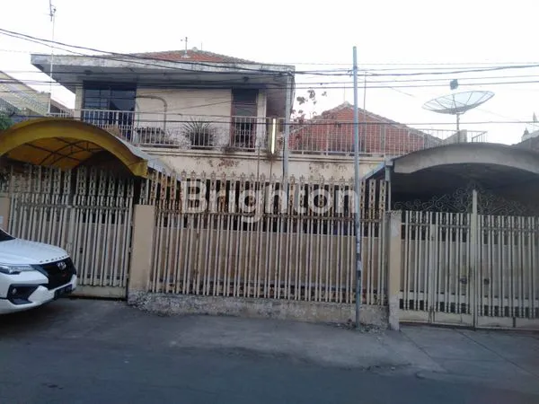 image RUMAH STRATEGIS DEKAT TUNJUNGAN PLAZA (1)