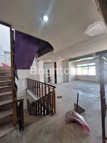 image RUKO 3 LANTAI TEPI JALAN RAYA RAMAI DI TENGAH KOTA SOLO \N( AREA PERTOKOAN, PERDAGANGAN & KULINER ) DEKAT JALAN RAYA SLAMET RIYADI (5)