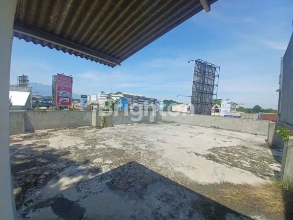 image JUAL RUKO 2 1/2 LANTAI (ROOFTOP) LETAK SANGAT STRATEGIS COCOK UNTUK USAHA (4)