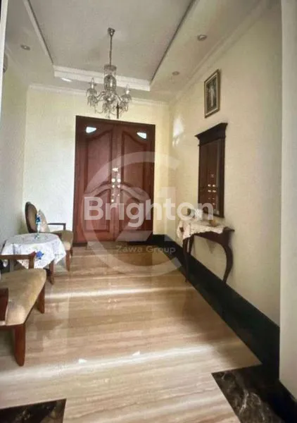 image RUMAH MEWAH GAYA KLASIK DI MENTENG (2)