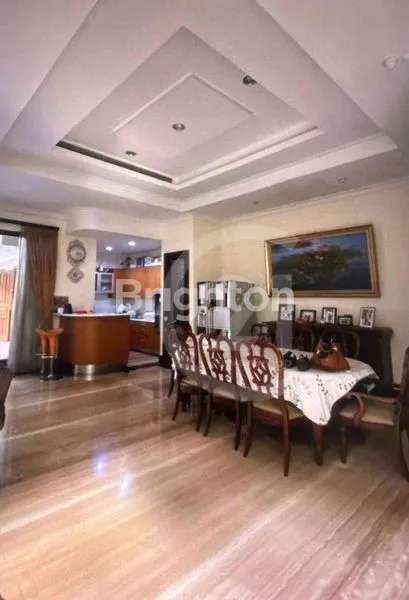 image RUMAH MEWAH GAYA KLASIK DI MENTENG (4)