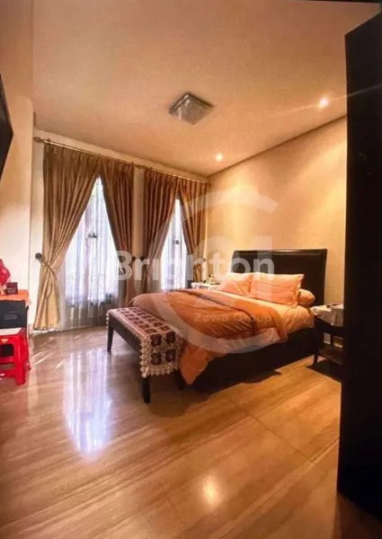 image RUMAH MEWAH GAYA KLASIK DI MENTENG (8)