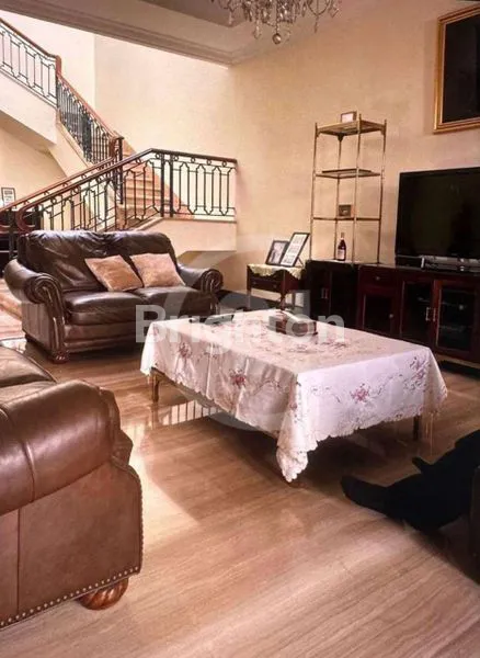 image RUMAH MEWAH GAYA KLASIK DI MENTENG (3)