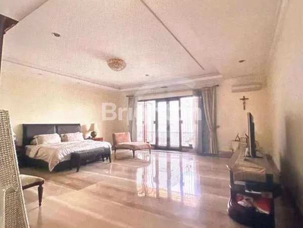 image RUMAH MEWAH GAYA KLASIK DI MENTENG (6)