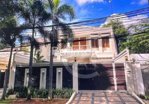 image RUMAH MEWAH GAYA KLASIK DI MENTENG (1)