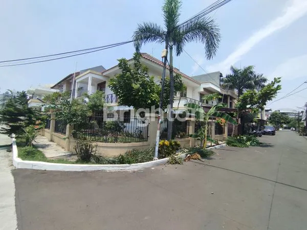 image DI JUAL CEPAT RUMAH 2 LANTAI POSISI HOOK DI JANUR INDAH KELAPA GADING. RAPI TERAWAT DAN SIAP HUNI. (2)