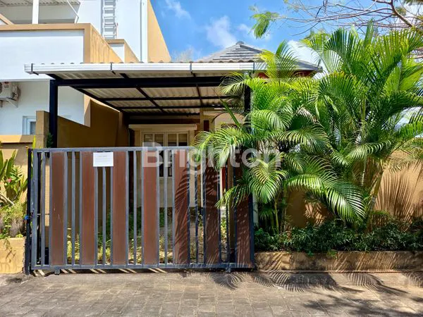 image RUMAH MODERN MINIMALIS DI KOMPLEKS PERUMAHAN TAMAN GIRI RESIDENCE JIMBARAN  (1)