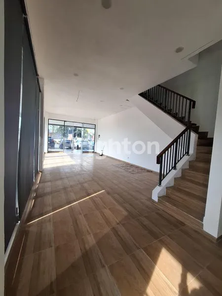 image RUKO 3 LANTAI HOEK DI DOWNTOWN MADISON (5)