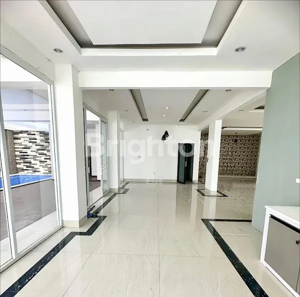 image JUAL/SEWA RUMAH POSISI HOOK DENGAN FASILITAS KOLAM RENANG SEMI FURNISHED KOMPLEK TASBIH 2 JL. RING ROAD  (8)