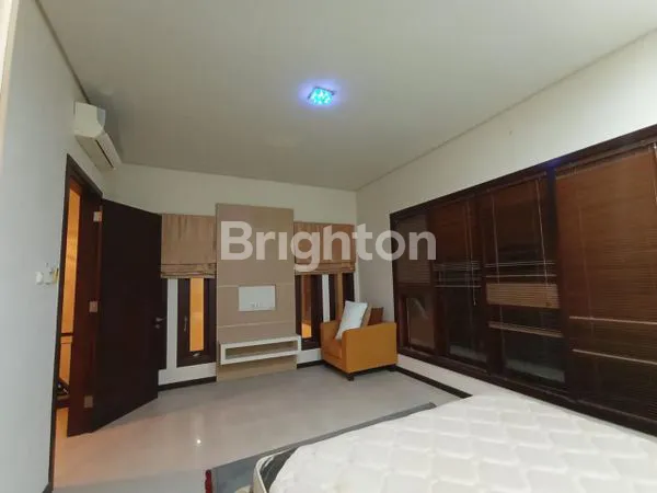 image   RUMAH MEWAH 2 LANTAI SIAP HUNI, FULL FURNISHED, TERAWAT DI LINGKUNGAN ASRI, TENANG, AMAN, NYAMAN DEKAT PAKUWON CITY MERR ITS UNAIR DHARMAHUSADA INDAH MANYAR KERTOADI (4)