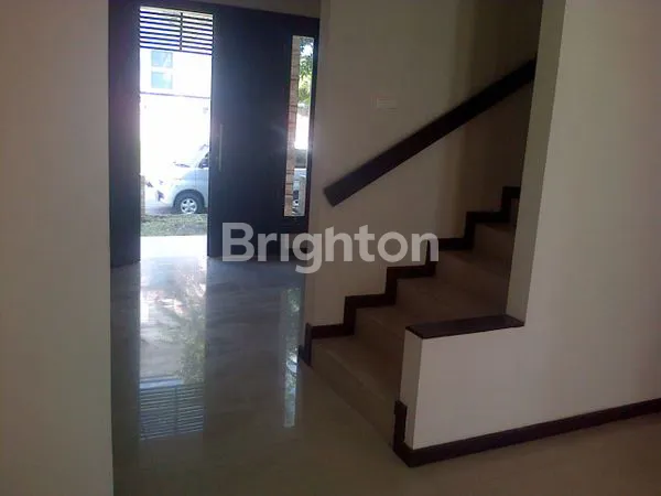 image RUMAH MEWAH 2 LANTAI, SIAP HUNI, TERAWAT LOKASI TENANG, AMAN, ASRI DEKAT PAKUWON CITY ITS UNAIR MERR GALAXY MALL MANYAR KERTOADI DHARMAHUSADA INDAH (3)