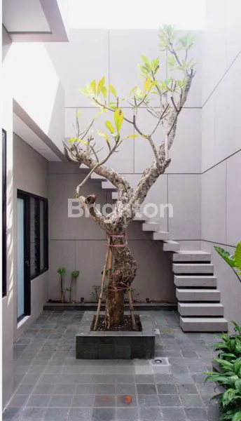 image RUMAH 2 LANTAI TIPE MODERN TROPICAL HOUSE KUPANG BARU, DEKAT BUKIT DARMO GOLF, KAWASAN KULINER DARMO PERMAI, GLORIA CHRISTIAN SCHOOL, JL.MAYJEN HR. MUHAMMAD, DEKAT DENGAN SEGI 8 (4)