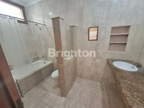 image DISEWAKAN RUMAH TINGGAL MARGOREJO INDAH, KOMPLEKS PERUMAHAN ONE GATE SYSTEM, BEBAS BANJIR, LOKASI STRATEGIS, DEKAT SUPERINDO, PAPAYA, PLAZA MARINA, KULINER, SURABAYA (6)