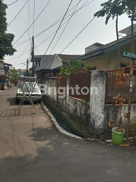 image DIJUAL RUMAH TUA HOOK 2 LANTAI SUMUR BOR CENGKARENG JAKARTA BARAT DEKAT STASIUN KERETA API DAN TRANSJAKARTA   (5)