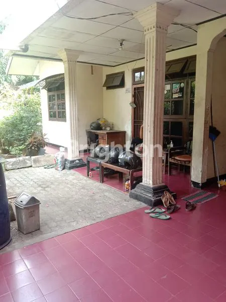image DIJUAL RUMAH TUA HOOK 2 LANTAI SUMUR BOR CENGKARENG JAKARTA BARAT DEKAT STASIUN KERETA API DAN TRANSJAKARTA   (2)