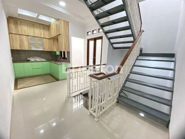 image RUMAH MEWAH 3 LANTAI DI KAWASAN ELIT DEPLU   PETBATASAN JAKSEL DAN TANGERANG (5)