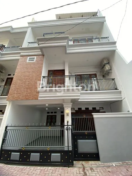 image RUMAH MEWAH 3 LANTAI DI KAWASAN ELIT DEPLU   PETBATASAN JAKSEL DAN TANGERANG (1)