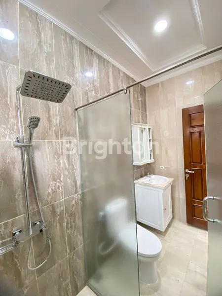 image RUMAH MEWAH 3 LANTAI DI KAWASAN ELIT DEPLU   PETBATASAN JAKSEL DAN TANGERANG (8)