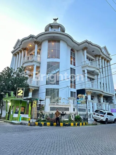 image RUMAH RUNGKUT ASRI MEWAH 3 LANTAI POSISI HOOK, BISA UNTUK USAHA, STRATEGIS  (1)