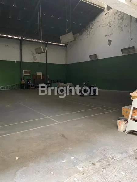 image RUMAH 1.5 LANTAI LOKASI STRATEGIS DENGAN LAPANGAN BADMINTON INDOOR KOMERSIAL AREA DAN COCOK UNTUK SEGALA USAHA DI KLAMPIS INDAH (4)