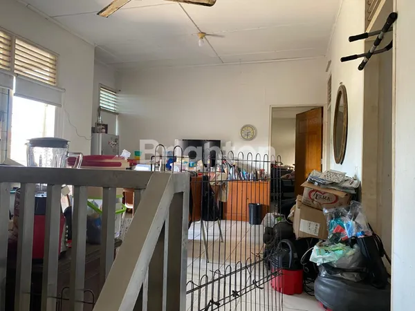 image RUMAH 1.5 LANTAI LOKASI STRATEGIS DENGAN LAPANGAN BADMINTON INDOOR KOMERSIAL AREA DAN COCOK UNTUK SEGALA USAHA DI KLAMPIS INDAH (5)