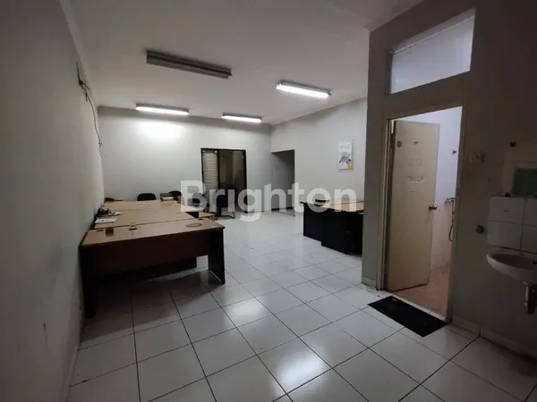 image SEWA RUKO 3 ½ LANTAI EX PERBANKAN COCOK UNTUK PERKANTORAN AREA RAMAI STRATEGIS TENGAH KOTA BANDUNG (2)