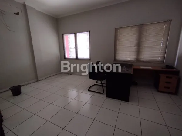 image SEWA RUKO 3 ½ LANTAI EX PERBANKAN COCOK UNTUK PERKANTORAN AREA RAMAI STRATEGIS TENGAH KOTA BANDUNG (3)