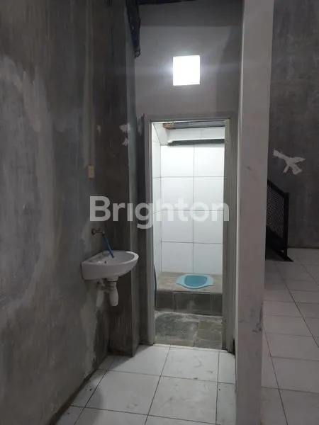 image DISEWAKAN RUKO DUA LANTAI DI PUSAT KOTA TULUNGAGUNG, LOKASI STRATEGIS, COCOK USAHA KULINER, TOKO MAUPUN RUMAH TANGGA. (8)