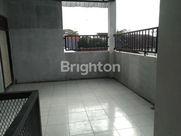 image DISEWAKAN RUKO DUA LANTAI DI PUSAT KOTA TULUNGAGUNG, LOKASI STRATEGIS, COCOK USAHA KULINER, TOKO MAUPUN RUMAH TANGGA. (6)