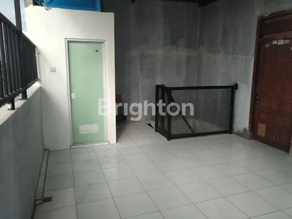 image DISEWAKAN RUKO DUA LANTAI DI PUSAT KOTA TULUNGAGUNG, LOKASI STRATEGIS, COCOK USAHA KULINER, TOKO MAUPUN RUMAH TANGGA. (7)