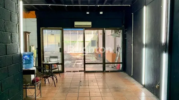 image DISEWAKAN BANGUNAN KOMERSIL RAYA BRATANG LOKASI STRATEGIS JALANAN RAMAI, COCOK CAR WASH / BENGKEL  (3)