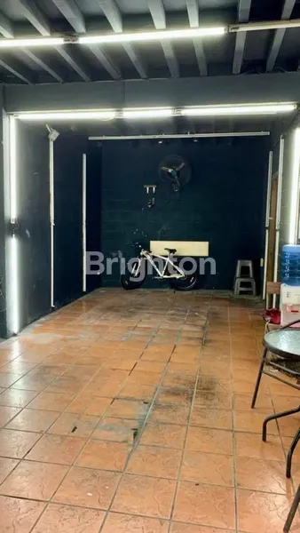 image DISEWAKAN BANGUNAN KOMERSIL RAYA BRATANG LOKASI STRATEGIS JALANAN RAMAI, COCOK CAR WASH / BENGKEL  (4)